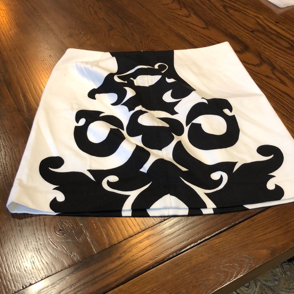 Premise 10 skirt. Black and white